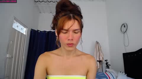 Snapshot of sweet_lady_16 chatting on 02.17.25 Lady online show from 02.17.25