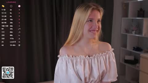 Snapshot of sweet_lily_1 chatting on 06.10.26 Lily online show from 06.10.26