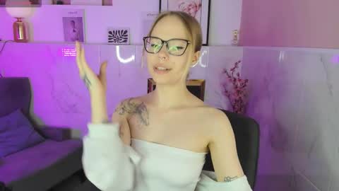 Snapshot of sweet_lucile chatting on 03.12.26 Lucy online show from 03.12.26