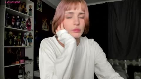 Snapshot of sweet_peach__ chatting on 04.29.26 kira online show from 04.29.26