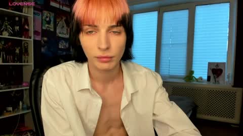 Snapshot of sweet_peach__ chatting on 05.17.26 kira online show from 05.17.26