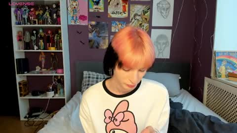 Snapshot of sweet_peach__ chatting on 05.18.26 kira online show from 05.18.26