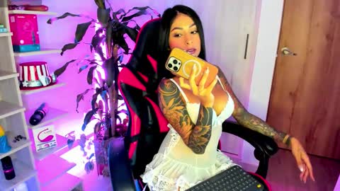 Snapshot of sweet_sophi_ chatting on 10.19.25 sophie leone online show from 10.19.25