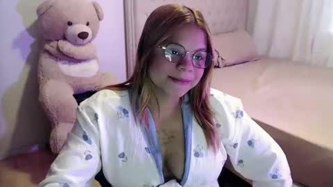 Snapshot of sweetcristalh chatting on 10.28.25 Cristal online show from 10.28.25