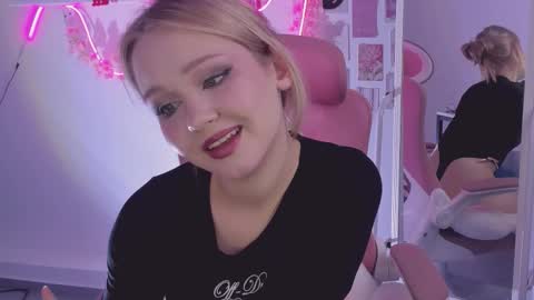 Snapshot of sweetcutie19 chatting on 10.22.25 Lane online show from 10.22.25