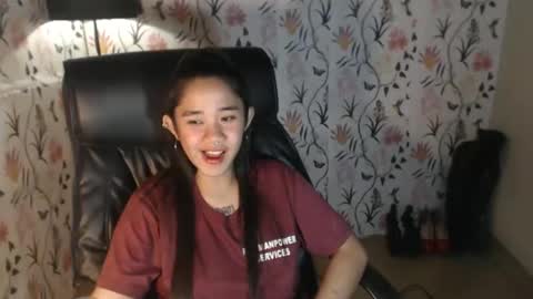 Snapshot of sweetdannica chatting on 12.19.24 Danni online show from 12.19.24