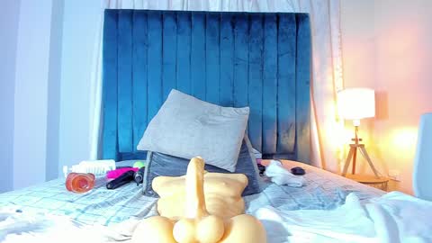 Mia online show from 12.30.24