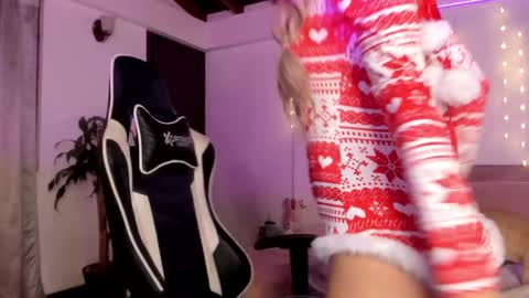 Cat independent model  online show from 12.20.24