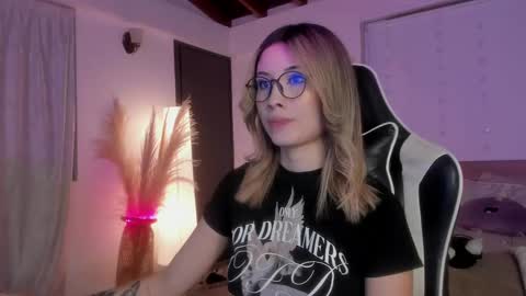 Cat independent model  online show from 02.23.25