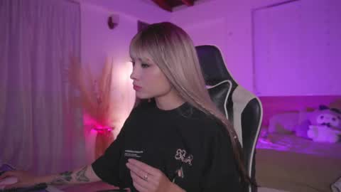 Cat independent model  online show from 03.02.25