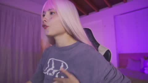 Cat independent model  online show from 03.12.25