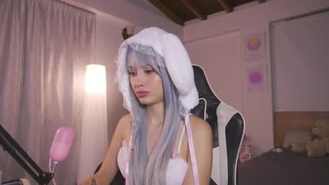 Cat independent model  online show from 09.27.25