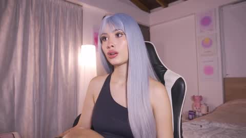 Cat independent model  online show from 10.14.25