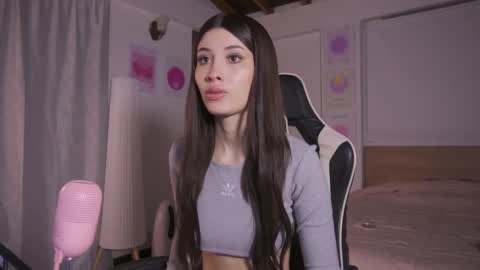 Cat independent model  online show from 11.03.25