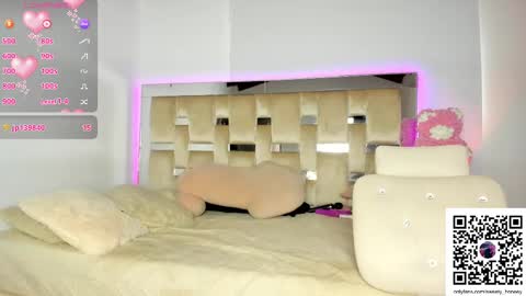  independent model  online show from 02.15.25