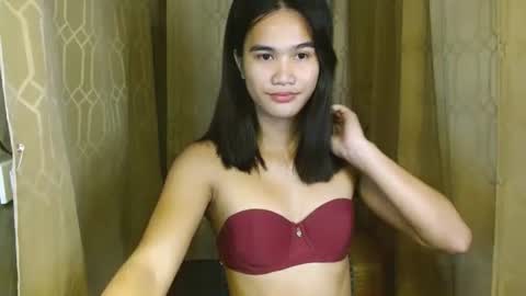 Snapshot of swettie_rhea chatting on 12.20.25 Rhea online show from 12.20.25