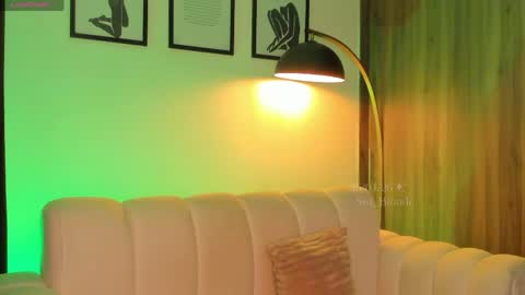 Snapshot of swt_blonde chatting on 04.27.26 Ambar online show from 04.27.26