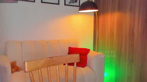 Snapshot of swt_blonde chatting on 05.28.26 Ambar online show from 05.28.26