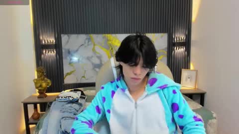 Snapshot of sylasfrost chatting on 11.20.25 sylasfrost online show from 11.20.25