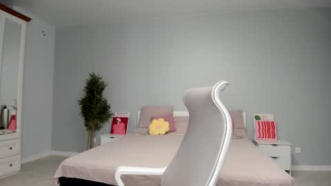 Mila online show from 11.03.25