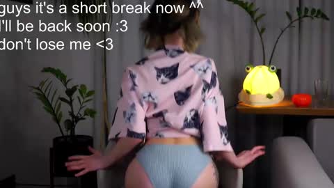 Snapshot of taitehambelton chatting on 02.25.25 Mia online show from 02.25.25