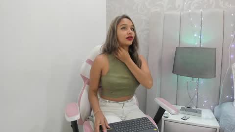 Snapshot of taniacarterr chatting on 01.16.25 TaniaCarter online show from 01.16.25