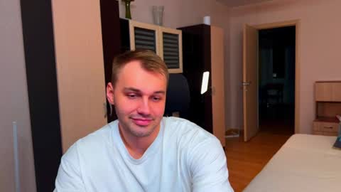 Snapshot of tasty_justin chatting on 04.10.26 My shows 2100500 UTC3 online show from 04.10.26