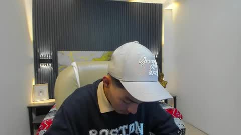 Snapshot of taylermiles chatting on 12.19.25 TAYLER online show from 12.19.25