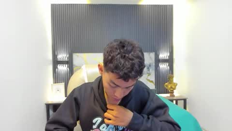 Snapshot of taylermiles chatting on 12.23.25 TAYLER online show from 12.23.25