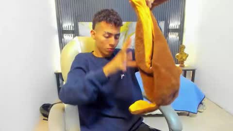 Snapshot of taylermiles chatting on 01.12.26 TAYLER online show from 01.12.26