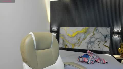 Snapshot of taylermiles chatting on 01.15.26 TAYLER online show from 01.15.26