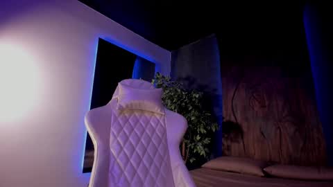 Taylor  Help me to get 100 thumbs up online show from 02.17.25