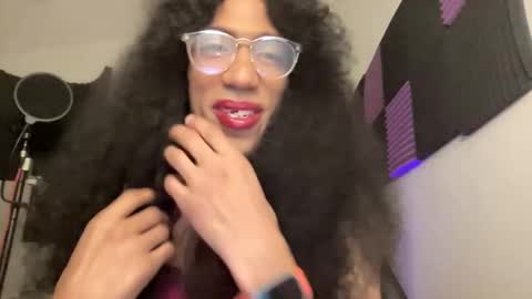 Snapshot of tehanibentley chatting on 11.14.25 Tehani Bentley online show from 11.14.25