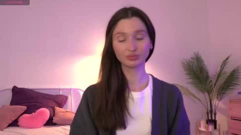 Snapshot of tender_babyy chatting on 09.13.25 Sexy girl Li online show from 09.13.25