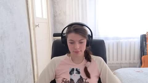 Anny Simpson online show from 11.04.25