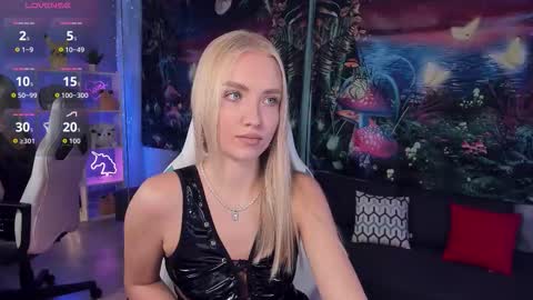 Snapshot of tessahamilton chatting on 10.14.25 TessaHamilton online show from 10.14.25