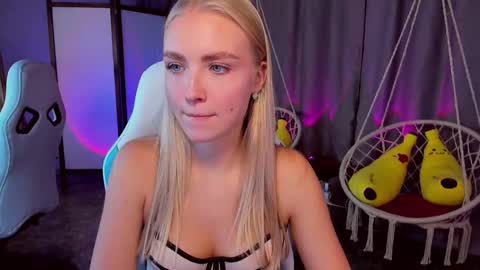 Snapshot of tessahamilton chatting on 10.30.25 TessaHamilton online show from 10.30.25