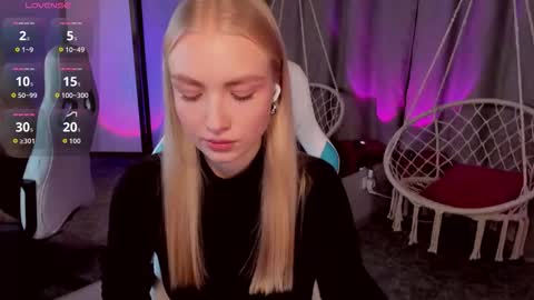 Snapshot of tessahamilton chatting on 11.03.25 TessaHamilton online show from 11.03.25