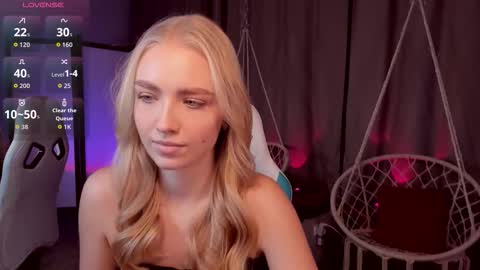 Snapshot of tessahamilton chatting on 11.21.25 TessaHamilton online show from 11.21.25