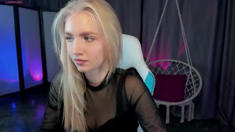 Snapshot of tessahamilton chatting on 12.04.25 TessaHamilton online show from 12.04.25