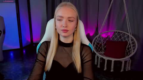 Snapshot of tessahamilton chatting on 12.21.25 TessaHamilton online show from 12.21.25