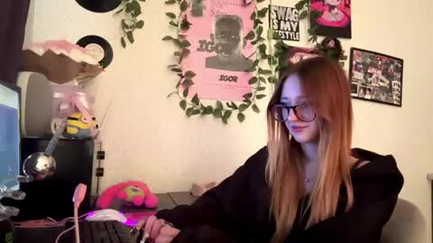 Snapshot of tessiekrenek chatting on 05.30.26 Asya online show from 05.30.26