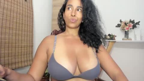 Snapshot of thali_gomex chatting on 01.15.25 Thalia Gomex online show from 01.15.25