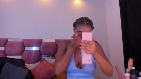 Snapshot of thaliaocean chatting on 10.05.25 thaliaocean online show from 10.05.25