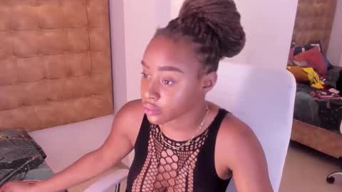 Snapshot of thaliaocean chatting on 10.21.25 thaliaocean online show from 10.21.25