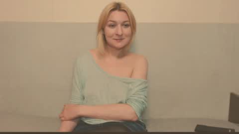 Snapshot of the_basic_instinctt chatting on 06.18.26 Eva online show from 06.18.26
