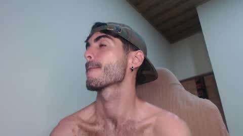 Snapshot of therazhanen chatting on 04.28.26 Santiago Enrique online show from 04.28.26