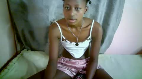Snapshot of therry_heart chatting on 10.30.25 hearty online show from 10.30.25