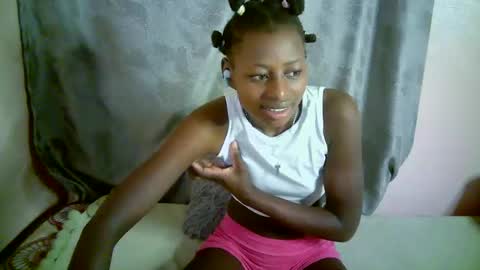 Snapshot of therry_heart chatting on 10.31.25 hearty online show from 10.31.25
