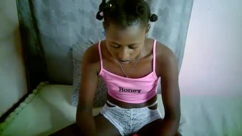 Snapshot of therry_heart chatting on 11.01.25 hearty online show from 11.01.25